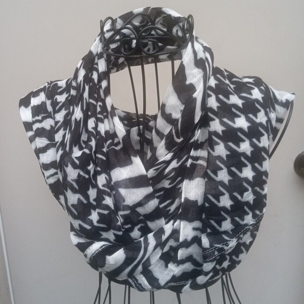 3/$15 Infinity Loop Scarf Black and White  Penelope Ann NIP